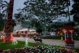 350968_844710_brilho_de_natal__na_praca_principal_de_domingos_martins__es__web_-300x201 350968_844710_brilho_de_natal__na_praca_principal_de_domingos_martins__es__web_