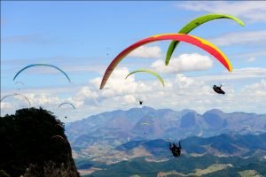 353804_856034___turismo_de_aventura____parapente__credito_mosaico_castelo__15_-300x200 Brasil - Espirito Santo - Castelo - Foto:  Mosaico Imagem