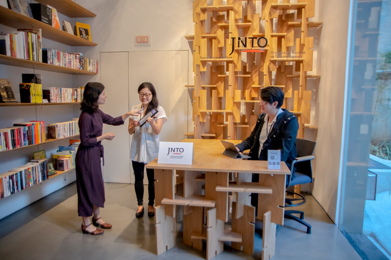 Desk de Informações Turísticas da JNTO, na Japan House São Paulo. / Aoki Media
