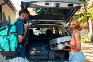 transportebagagens-300x200 African american people loading baggage in automobile