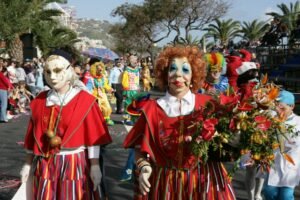 Carnaval-da-Madeira-Cortejo-Trapalhao-Credito-Turismo-da-Madeira-300x200 Carnaval da Madeira - Cortejo Trapalhão - Credito Turismo da Madeira
