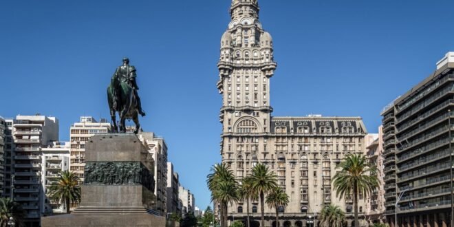 Plaza Independencia é um dos pontos turísticos mais conhecidos e visitados da capital uruguaia Envato Elements