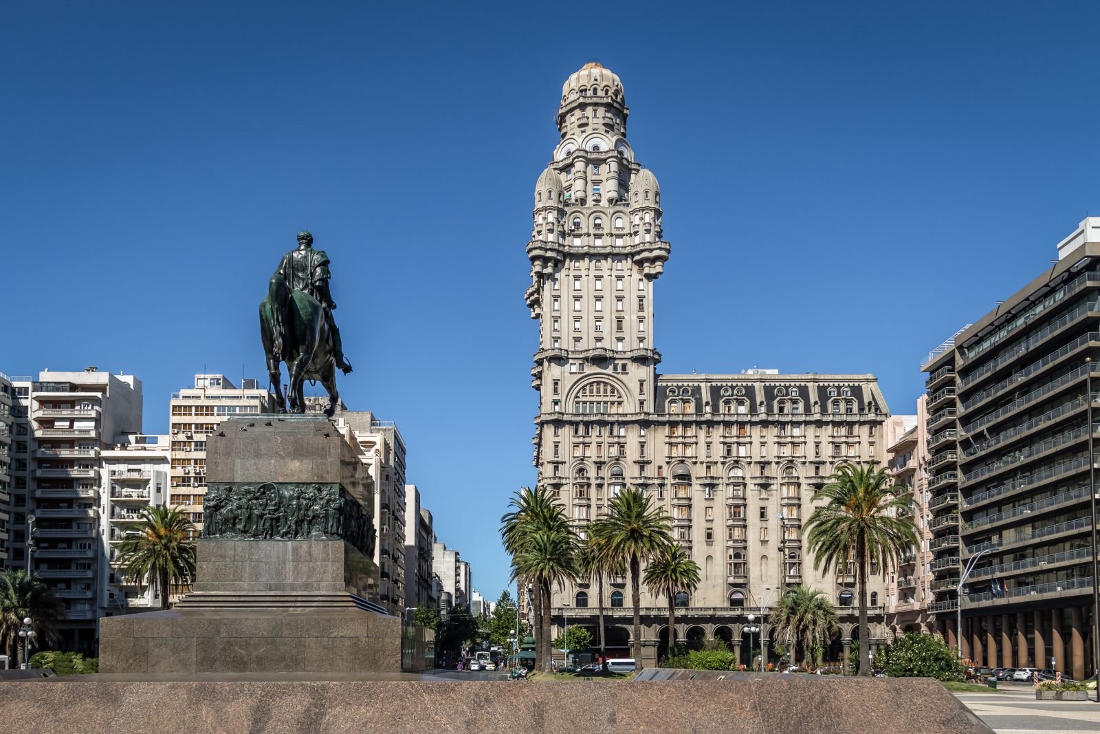 Plaza Independencia é um dos pontos turísticos mais conhecidos e visitados da capital uruguaia Envato Elements