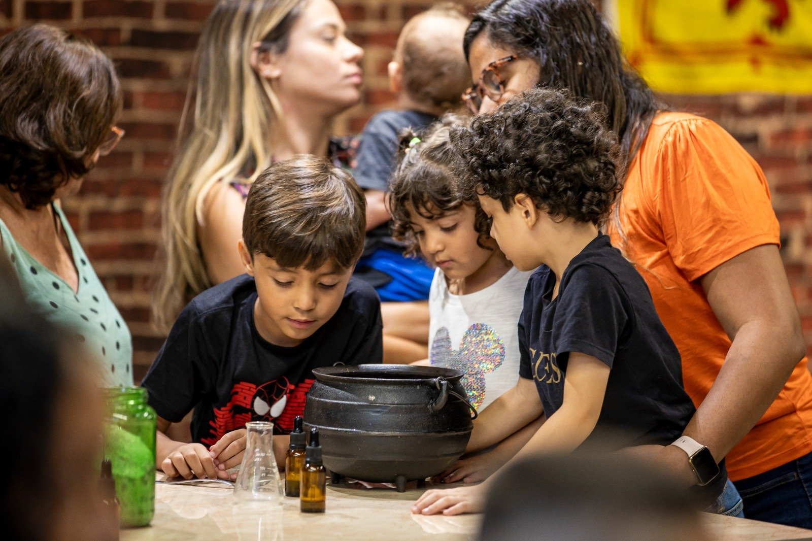 Tietê Plaza Shopping Crianças se divertindo no Escola de Magia do Tietê Plaza Shopping