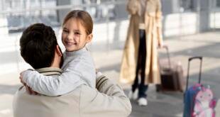 Julho é mês de férias escolares e nem sempre os pais podem viajar junto com os filhos. Entenda o que é necessário para as crianças viajarem com segurança Freepik