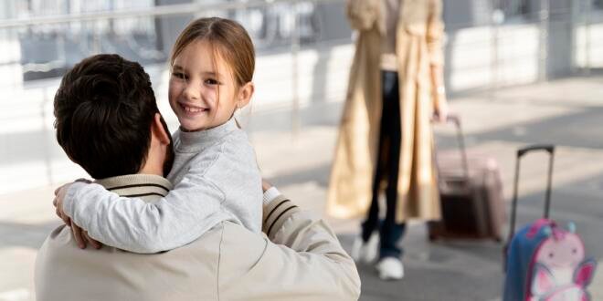 Julho é mês de férias escolares e nem sempre os pais podem viajar junto com os filhos. Entenda o que é necessário para as crianças viajarem com segurança Freepik