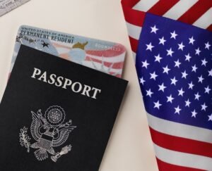 variedade-de-cartao-verde-e-passaporte-300x243 Como conseguir visto para os EUA