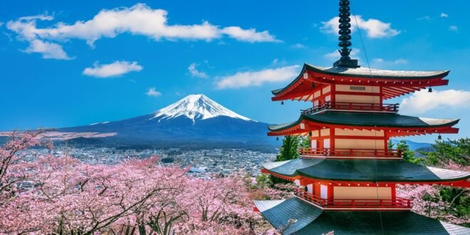 Vista da torre Pagode Chureito para o Monte Fuji, cercada pelas cerejeiras em flor, no Japão. Freepik
